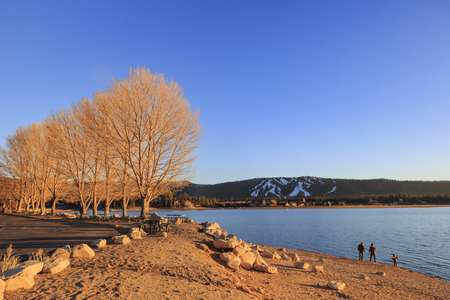Sunset view of Big bear lake, Los Angels County, Californiaの写真素材