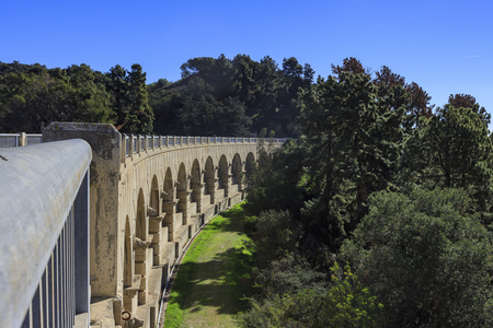 Morning view of historical bridge in Hollywood reservoir at Los Angeles, Californiaの写真素材