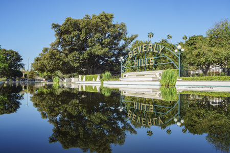 Beverly Hills, MAR 24: Beverly Hills Sign with reflection on MAR 24, 2017 at Beverly Gardens Park, Los Angeles, Californiaのeditorial素材