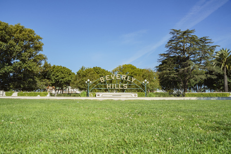 Beverly Hills, MAR 24: Beverly Hills Sign on MAR 24, 2017 at Beverly Gardens Park, Los Angeles, Californiaのeditorial素材