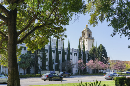 Beverly Hills, MAR 24: View of the Beverly Hills city hall on MAR 24, 2017 at Beverly Gardens Park, Los Angeles, Californiaのeditorial素材