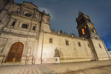 Night view of the historical Mexico City Metropolitan Cathedral of Mexico Cityのeditorial素材