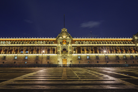 Night scene of the historical National Palace of Mexico Cityのeditorial素材