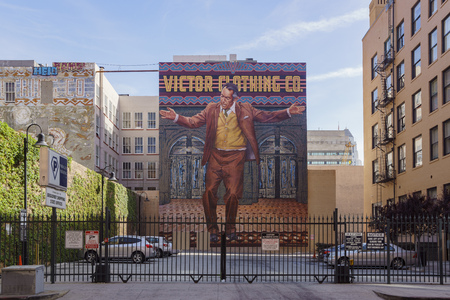 Los Angeles , APR 22: Huge Graffiti above a car parking structure on APR 22, 2017 at Los Angeles, Californiaのeditorial素材