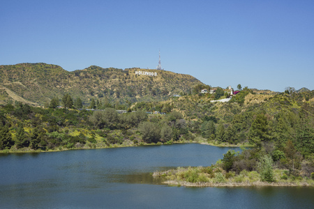 Los Angeles, APR 12: Hollywood reservoir and hollywood sign on APR 12, 2017 at Los Angelesのeditorial素材