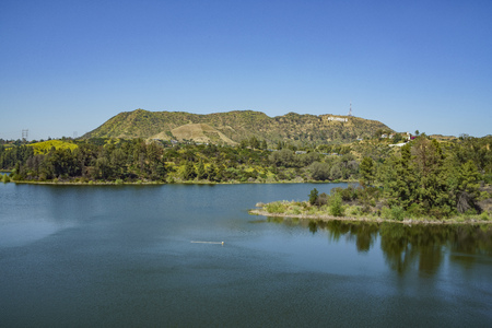 Los Angeles, APR 12: Hollywood reservoir and hollywood sign on APR 12, 2017 at Los Angelesのeditorial素材