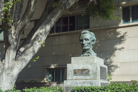 Los Angeles, APR 11: President Abraham Lincoln Statue on APR 11, 2017 at Los Angeles, Californiaのeditorial素材