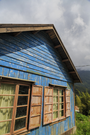 The famous Jimmy blue wooden house at Fenqihu area, Taiwan. It's a movie scenario of the film "The Starry Starry Night" at Taiwan.のeditorial素材