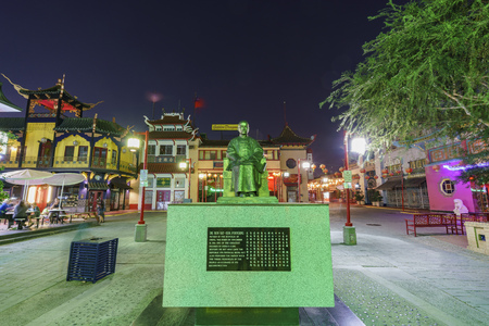 Los Angeles, OCT 19: Night view of Dr. Sun Yat-Sen statue in the Chinatown central plaza on OCT 19, Los Angeles, California, United Statesのeditorial素材