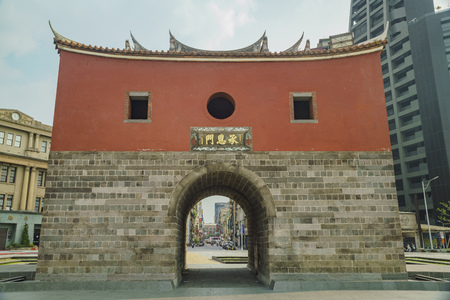 Taipei, AUG 18: The historical Cheng En Gate on AUG 18, 2017 at Taipei, Taiwanのeditorial素材