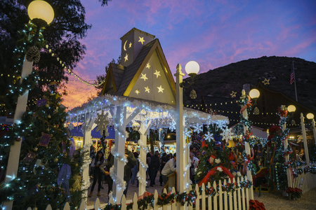 Laguna Beach, DEC 10: Night view of many beautiful art show in Sawdust Art winter festival on DEC 10, 2017 at Laguna Beach, California, United Statesのeditorial素材