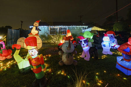 Los Angeles, DEC 15: Beautiful christmas lights in upper Hastings Ranch neighborhood on DEC 15, 2017 at Los Angelesのeditorial素材