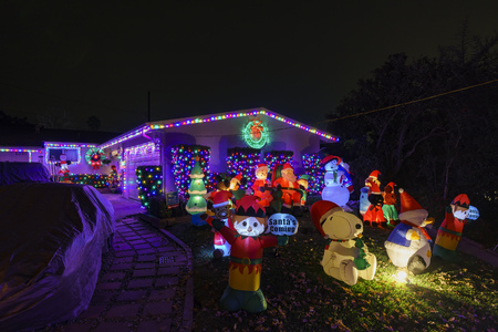 Los Angeles, DEC 15: Beautiful christmas lights in upper Hastings Ranch neighborhood on DEC 15, 2017 at Los Angelesのeditorial素材