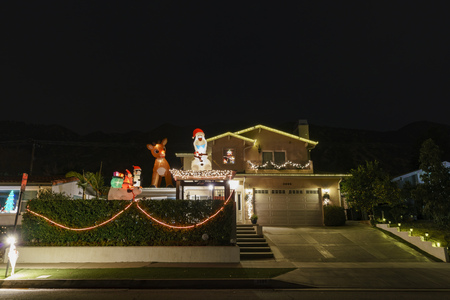 Los Angeles, DEC 15: Beautiful christmas lights in upper Hastings Ranch neighborhood on DEC 15, 2017 at Los Angelesのeditorial素材