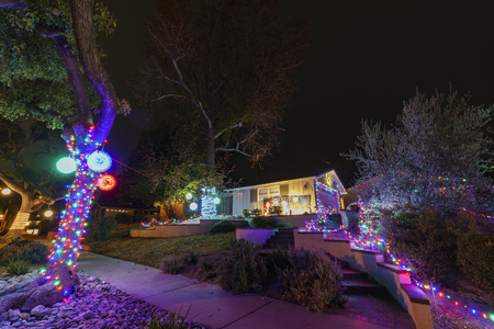 Los Angeles, DEC 15: Beautiful christmas lights in upper Hastings Ranch neighborhood on DEC 15, 2017 at Los Angelesのeditorial素材
