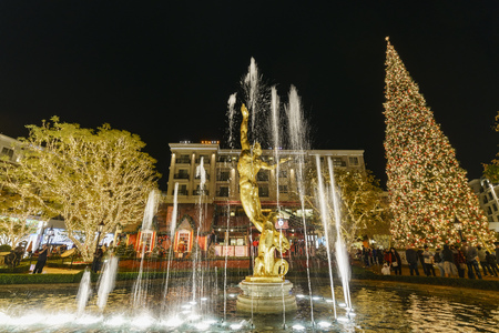 DEC 16, Glendale: Music fountain and Christmas lights at the shopping mall on DEC 16, 2017 at Glendaleのeditorial素材
