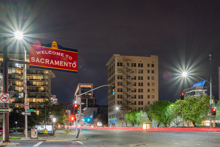 Sacramento, FEB 20: Night view of a welcome sign on FEB 20, 2018 at Sacramento, Californiaのeditorial素材