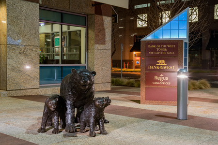 Sacramento, FEB 21: Night view of the bear, child statue of Bank of the West on FEB 21, 2018 at Californiaのeditorial素材