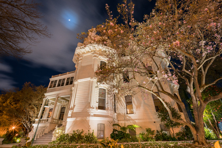 Exterior night view of the beautiful Mansion Court at Sacramentoのeditorial素材
