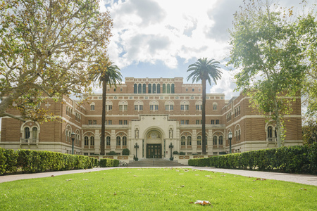 Los Angeles, MAR 16: Exterior view of the Doheny Memorial Library in USC on MAR 16, 2018 at Los Angeles, Californiaのeditorial素材