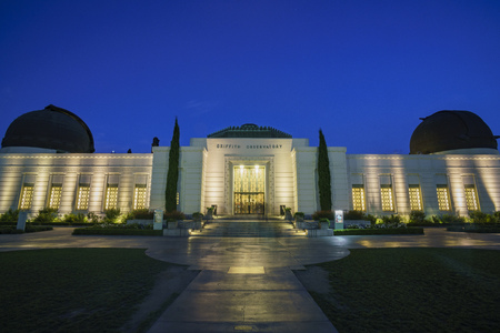 Los Angeles, JUN 23: Night view of the famous Griffith Observatory on JUN 23, 2017 at Los Angeles, Californiaのeditorial素材