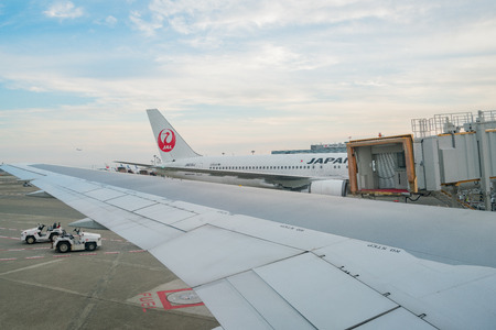 Los Angeles, MAY 21: Japan airlines ready to take off, flying towards Taiwan on MAY 21, 2018 at Los Angeles International Airportのeditorial素材