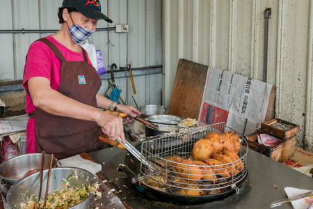 Matsu, JUN 2: Woman frying traditional Oyster cake in Jieshou Shizi Market on JUN 2, 2018 at Matsu, Taiwanのeditorial素材
