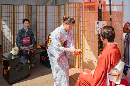 Los Angeles, APR 8: Japanese style tea ceremony performance on APR 8, 2018 at Los Angeles, Californiaのeditorial素材