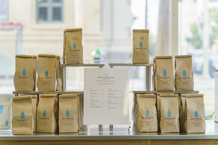San Francisco, AUG 18: Bag of whole bean coffee of the famous Blue Bottle Coffee on AUG 18, 2018 at San Francisco, Californiaのeditorial素材