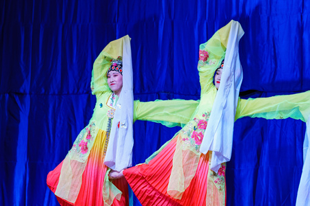 Los Angeles, NOV 21: Chinese Acrobats & Dancers of Moonlight Forest Festival on NOV 21, 2018 at Los Angelesのeditorial素材