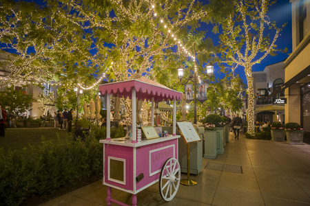 Los Angeles, NOV 27: Night view of a ice cream vendor in the Grove on NOV 27, 2018 at Los Angeles, Californiaのeditorial素材