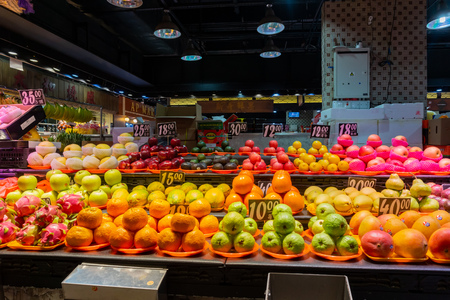 Hong Kong, DEC 31: Many kinds of fruits selling in the Hong Kong Market - Yat Tung on DEC 31, 2018 at Hong Kongのeditorial素材