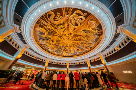 Macau, DEC 24: People waiting for the famous show - Tree of prosperity, Dragon of fortune of Wynn Macau on DEC 24, 2018 at Macauのeditorial素材