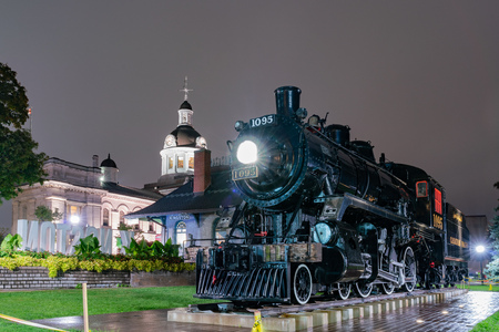 Night view of the Spirit Of Sir John A. Canadian Pacific train at Kingston, Canada with city hallのeditorial素材