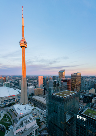 Toronto, SEP 29: Aerial dawn view of the downtown cityscapecityscape with CN Tower on SEP 29, 2018 at Toronto, Canadaのeditorial素材