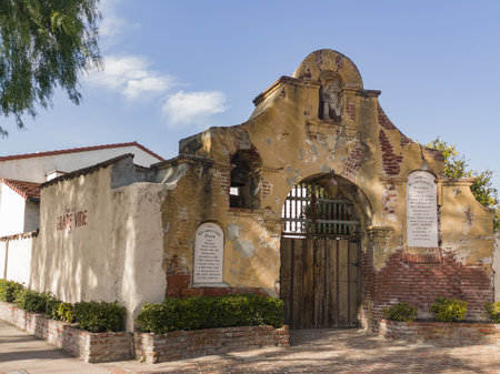Los Angeles, MAR 26: Exterior view of The old Grape Vine on MAR 26, 2019 at Los Angeles, Californiaのeditorial素材