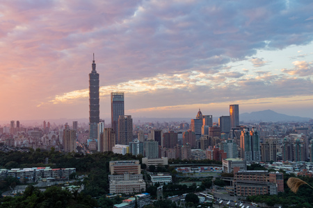 Sunset aerial view of the Taipei 101 and cityscape from Xiangshan at Taipei, Taiwanのeditorial素材