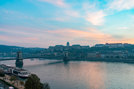 Sunset view of the famous SzÃ©chenyi Chain bridge with Buda Castle at Budapest, Hungaryのeditorial素材