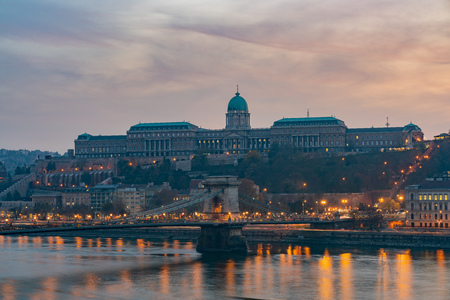 Sunset view of the famous SzÃ©chenyi Chain Bridge with Buda Castle at Budapest, Hungaryのeditorial素材
