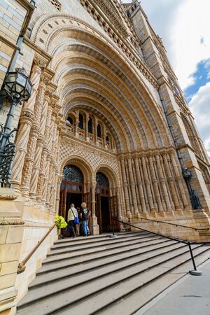 London, JUL 16: Exterior view of The Natural History Museum on JUL 16, 2011 at Londonのeditorial素材