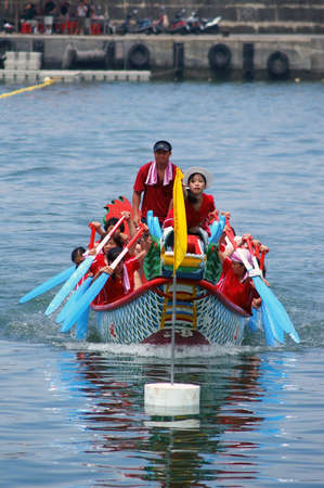 New Taipei City, JUN 11, 2005 - Traditional Dragon boat festival of Gongliao Districtのeditorial素材