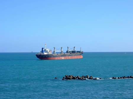 Hualien, NOV 5, 2005 - Sunny view of a Unitrust Panama cargo vesselのeditorial素材