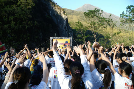 Hualien, NOV 5, 2005 - Many people joining the famous Taroko Gorge Marathon eventのeditorial素材