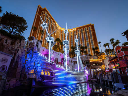 Las Vegas, MAY 6, 2020 - Night Special lockdown scene of the famous Treasure Island on Las Vegas Stripのeditorial素材