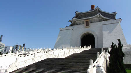 Sunny view of the National Chiang Kai-shek Memorial Hall at Taipei, Taiwanのeditorial素材