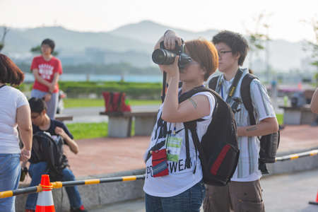 Taipei, APR 29, 2012 - Pohotgrapher taking picture in the Nike's Be Amazing 5K race eventのeditorial素材