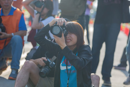 Taipei, APR 29, 2012 - Pohotgrapher taking picture in the Nike's Be Amazing 5K race eventのeditorial素材