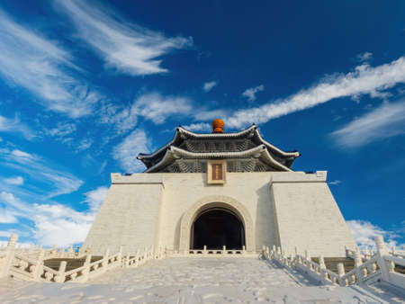 Taipei, SEP 28, 2011 - Morning sunny view of the National Chiang Kai-shek Memorial Hallのeditorial素材