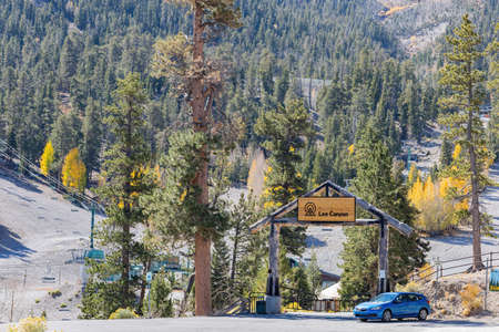 Las Vegas, OCT 13, 2020 - Sunny view of the fall color of Lee Canyonのeditorial素材