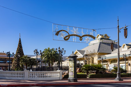 Las Vegas, NOV 15, 2020 - Sunny view of the Christmas Tree in Town Square shopping mallのeditorial素材